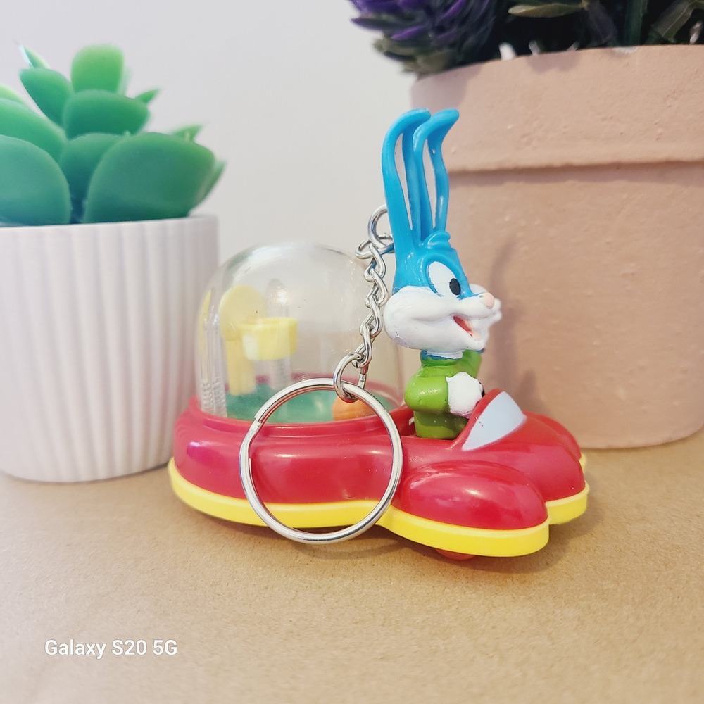 Warner Bros Bugs Bunny 1992 Keychain Car Snow Globe Basketball Toy Collectible